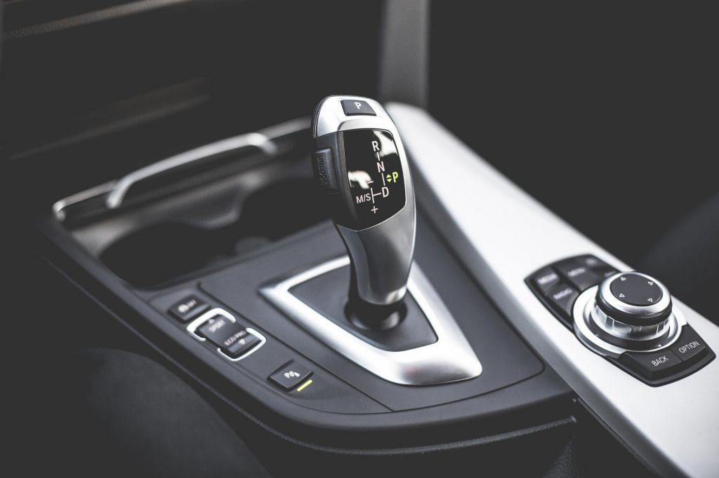 automatic transmission gear shift in modern car picjumbo com s 1024x682 - プログラミング言語比較。どの言語を学んでいくべきか、というとても大切な選択